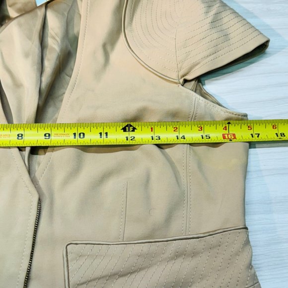 Marciano Blazer Women 10 Tan Deep V Zip Front Gold Studs Cap Sleeves Peplum Back - Picture 11 of 12